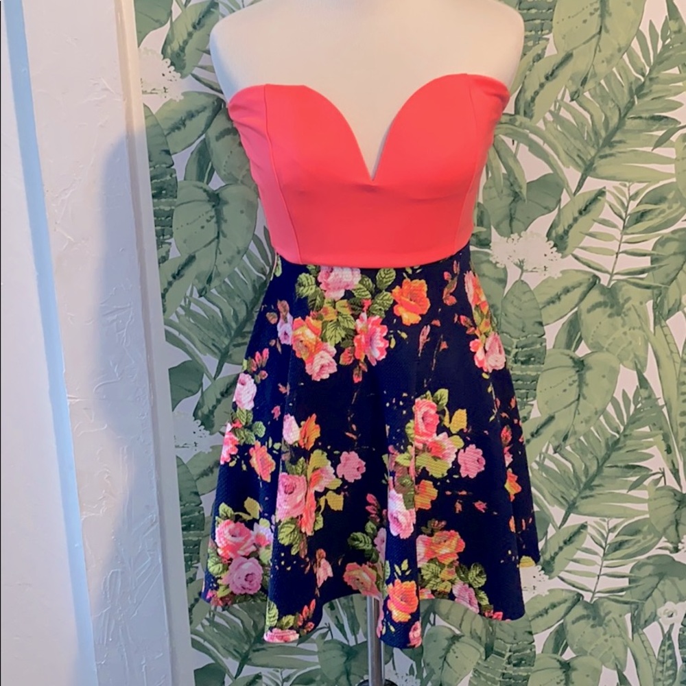Cute floral pattern strapless dress Size S